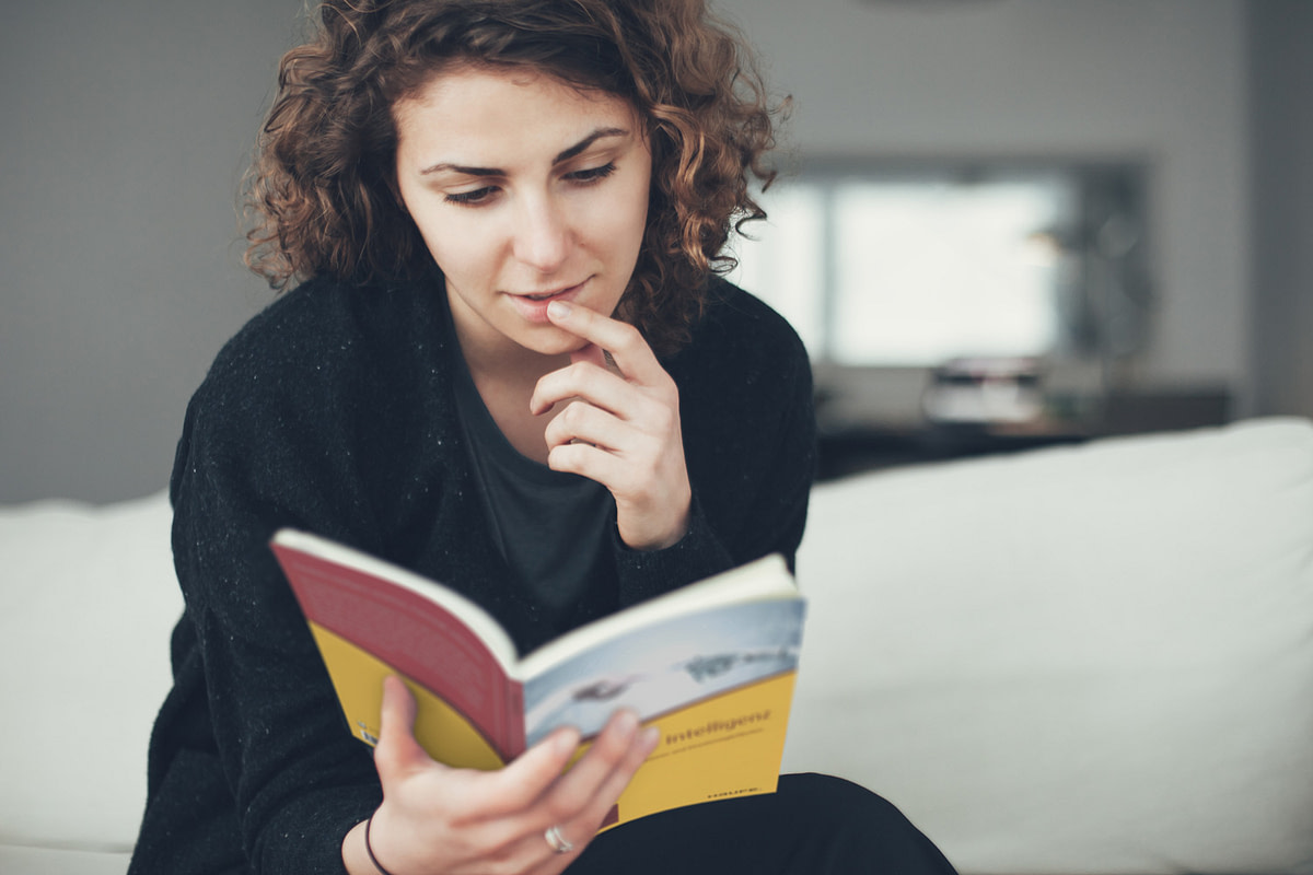 Was unter Künstlicher Intelligenz zu verstehen ist, welche Chancen und Risiken die Technologie birgt und wie KI in Unternehmen genutzt werden kann, zeigt der Taschenguide „Künstliche Intelligenz: Entwicklungen, Erfolgsfaktoren und Einsatzmöglichkeiten“ von Dr. Andrea Cornelius.