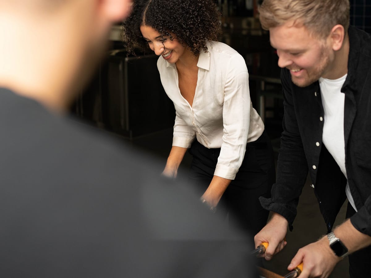 Zwei elaboratum Mitarbeitende beim Kickern