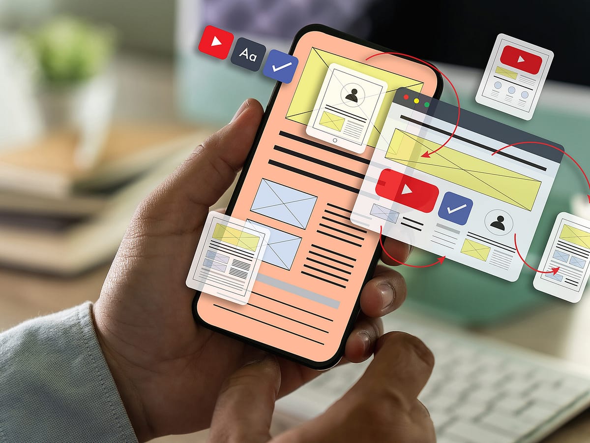 Smartphone in der Hand eines Mannes, überlagert mit diversen User Interfaces.