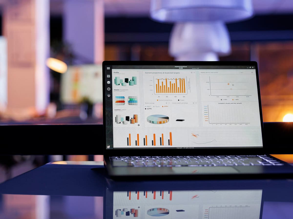 Laptop mit Daten-Dashboard