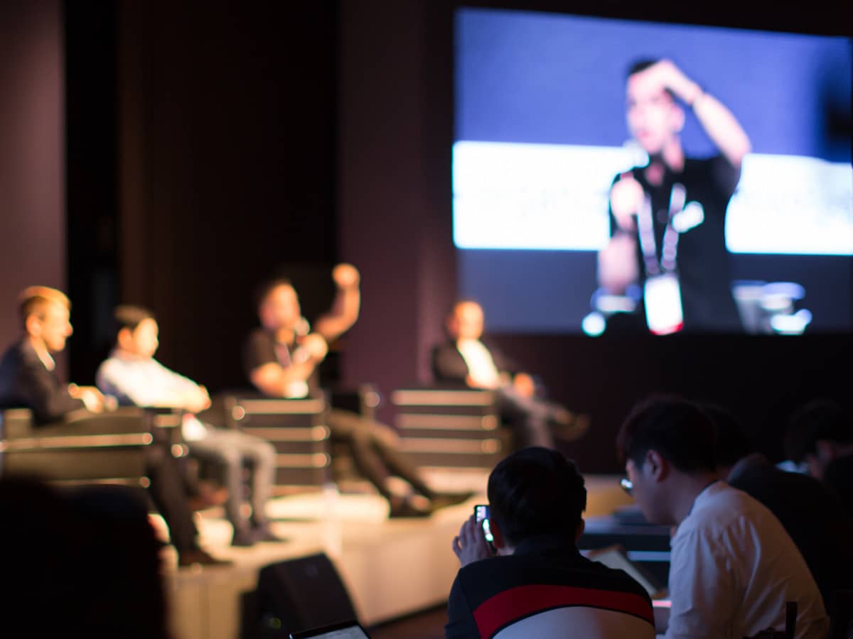 Bühne eines Events mit Speaker und Publikum