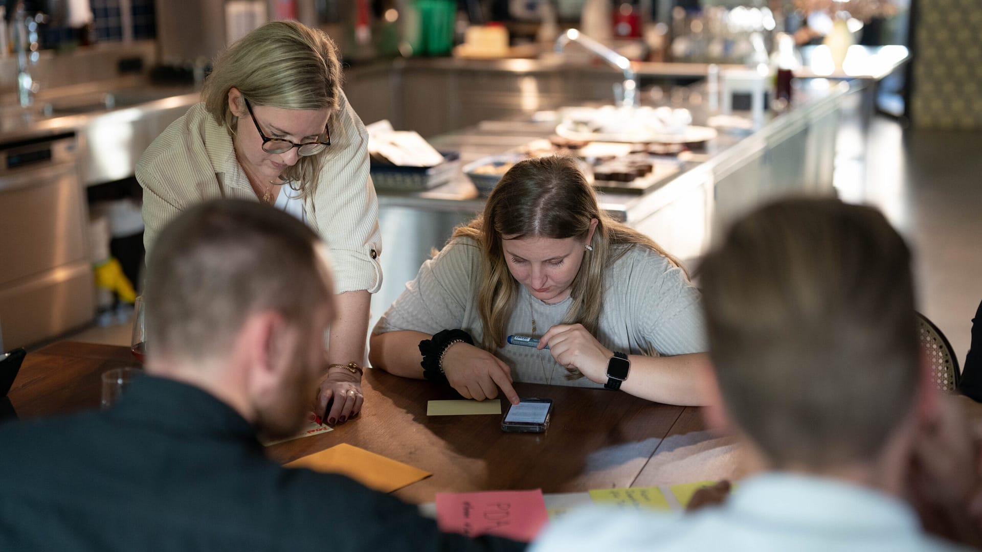 Menschen arbeiten gemeinsam an einem Tisch